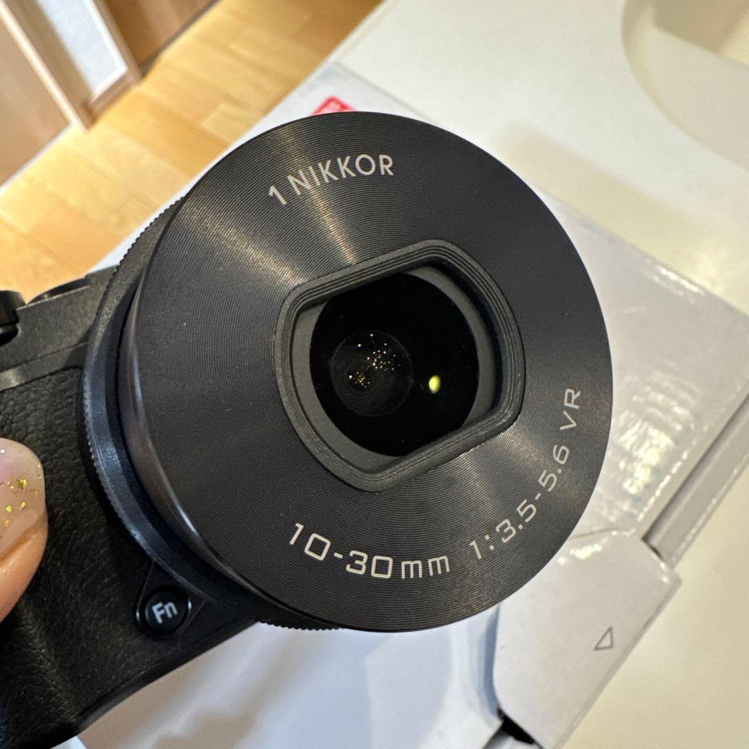 値下げ中！Nikon 1 J5 ミラーレスカメラ　自撮りカメラ