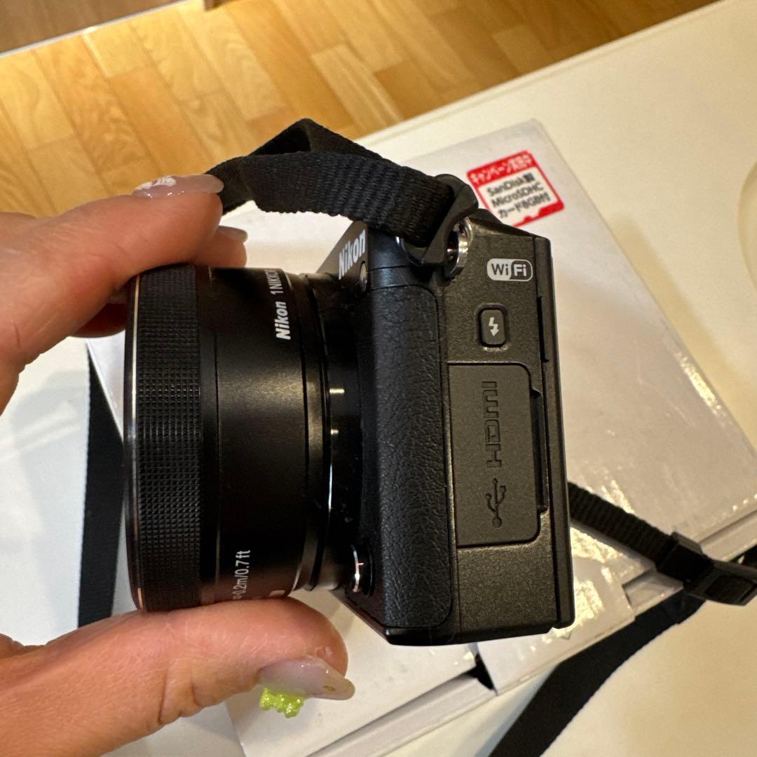 値下げ中！Nikon 1 J5 ミラーレスカメラ　自撮りカメラ