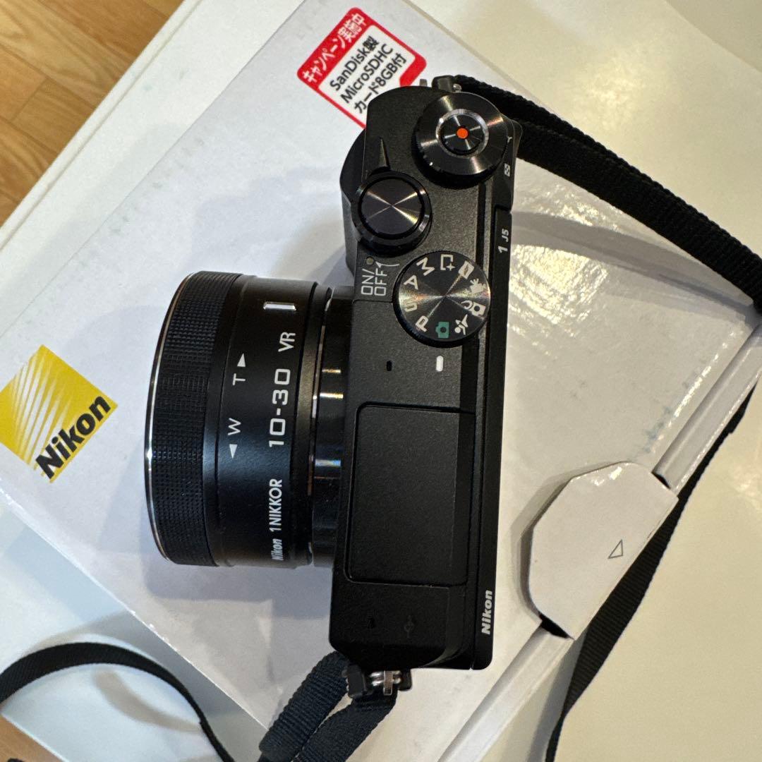 値下げ中！Nikon 1 J5 ミラーレスカメラ　自撮りカメラ