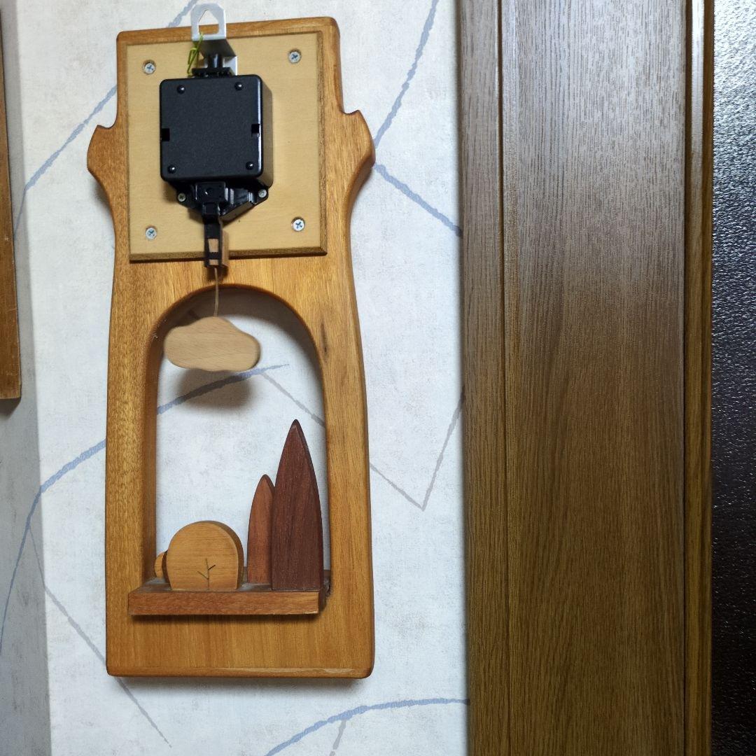 木製の自然テーマ掛時計