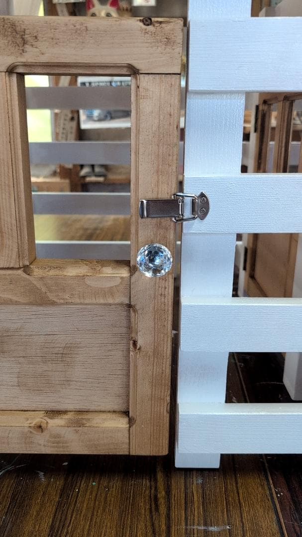 木製犬小屋 ホワイトとグリーンストライプ