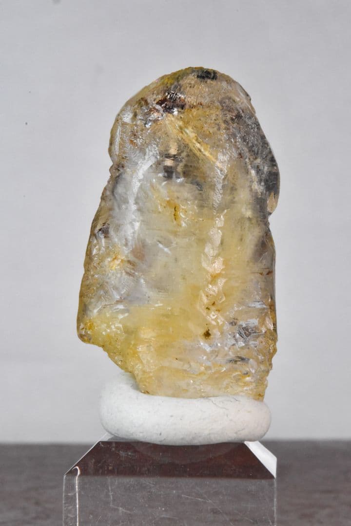 パキスタンスカルドゥ産 角閃石入りアイスクリスタル