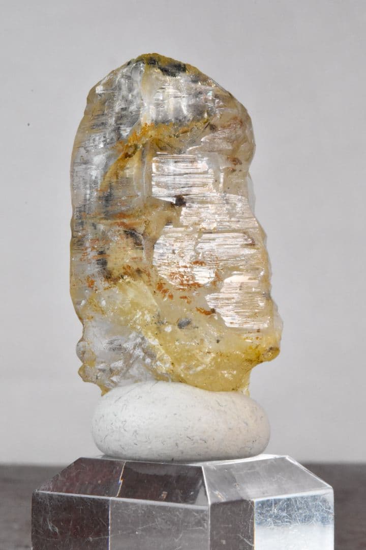 パキスタンスカルドゥ産 角閃石入りアイスクリスタル