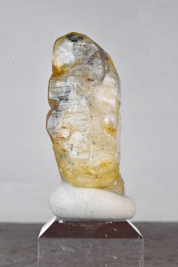 パキスタンスカルドゥ産 角閃石入りアイスクリスタル