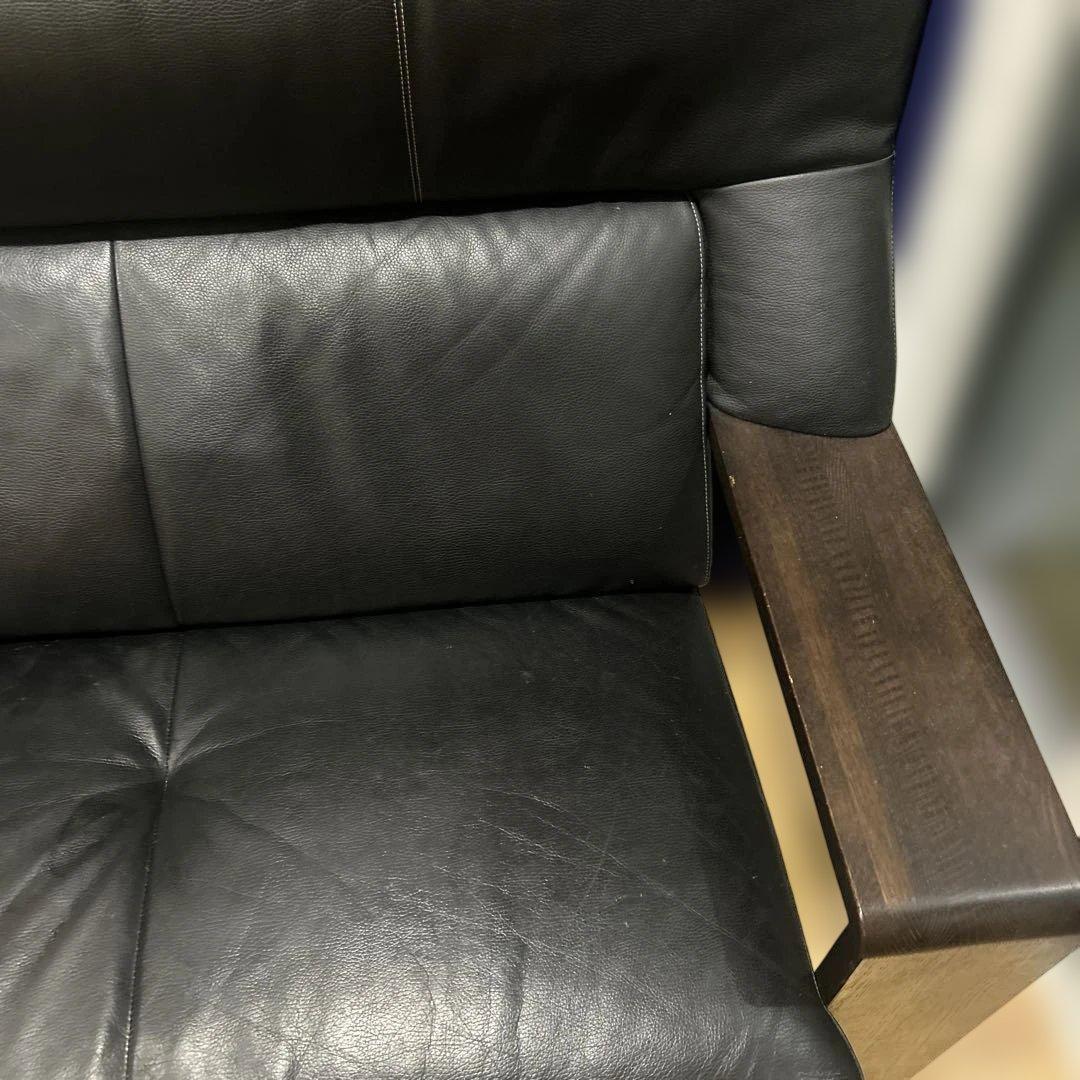 黒いレザー 2人掛けソファ