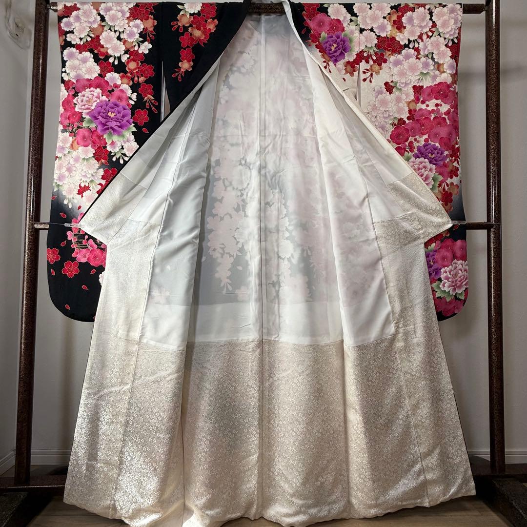 超美品　正絹　現代振袖　成人式　着物168 黒　刺繍　黒　白　赤　ピンク　黒