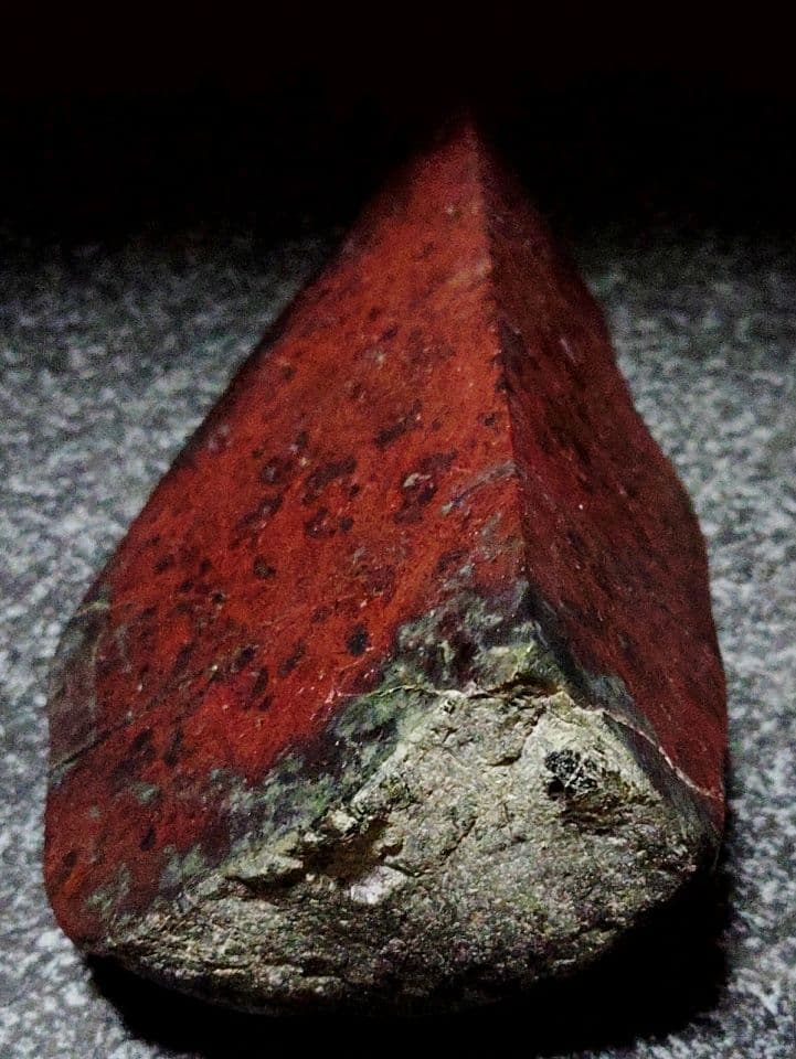 ★サーペンティン原石★赤蛇紋岩【入りコン沢・2面カット・353ｇ】