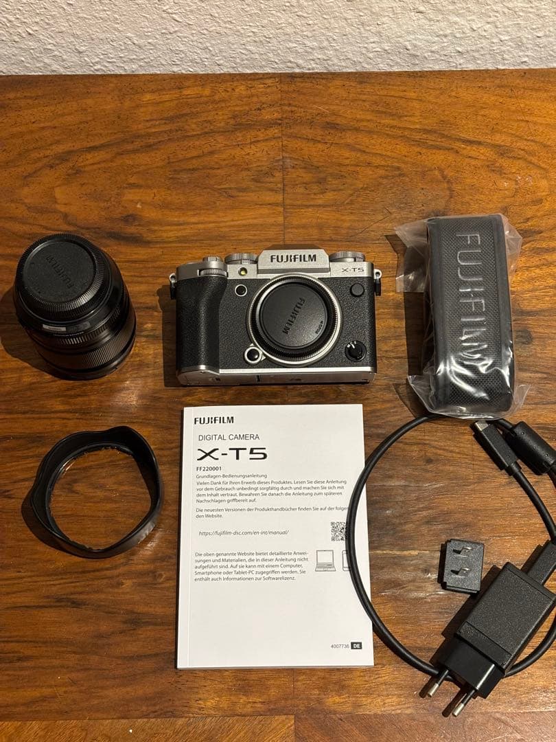 FUJIFILM X-T5 シルバー　ボディ　シャッター回数880回