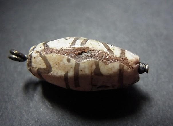 ★G2601★古代ストーンビーズ (A45)クシャン　白い紅玉髄　エッジド