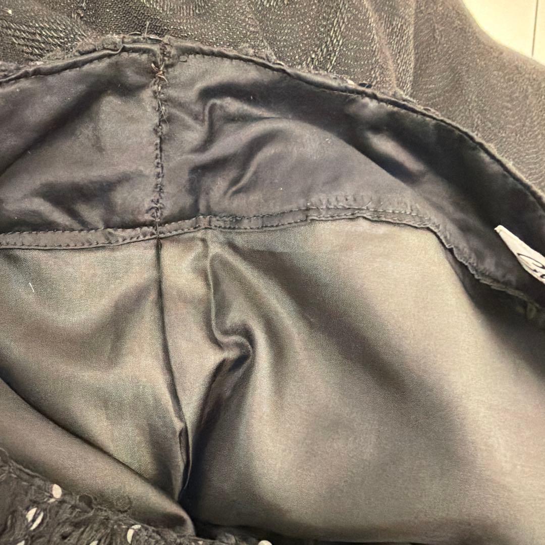 黒い模様入りパンツ ウエストビーズ装飾付き