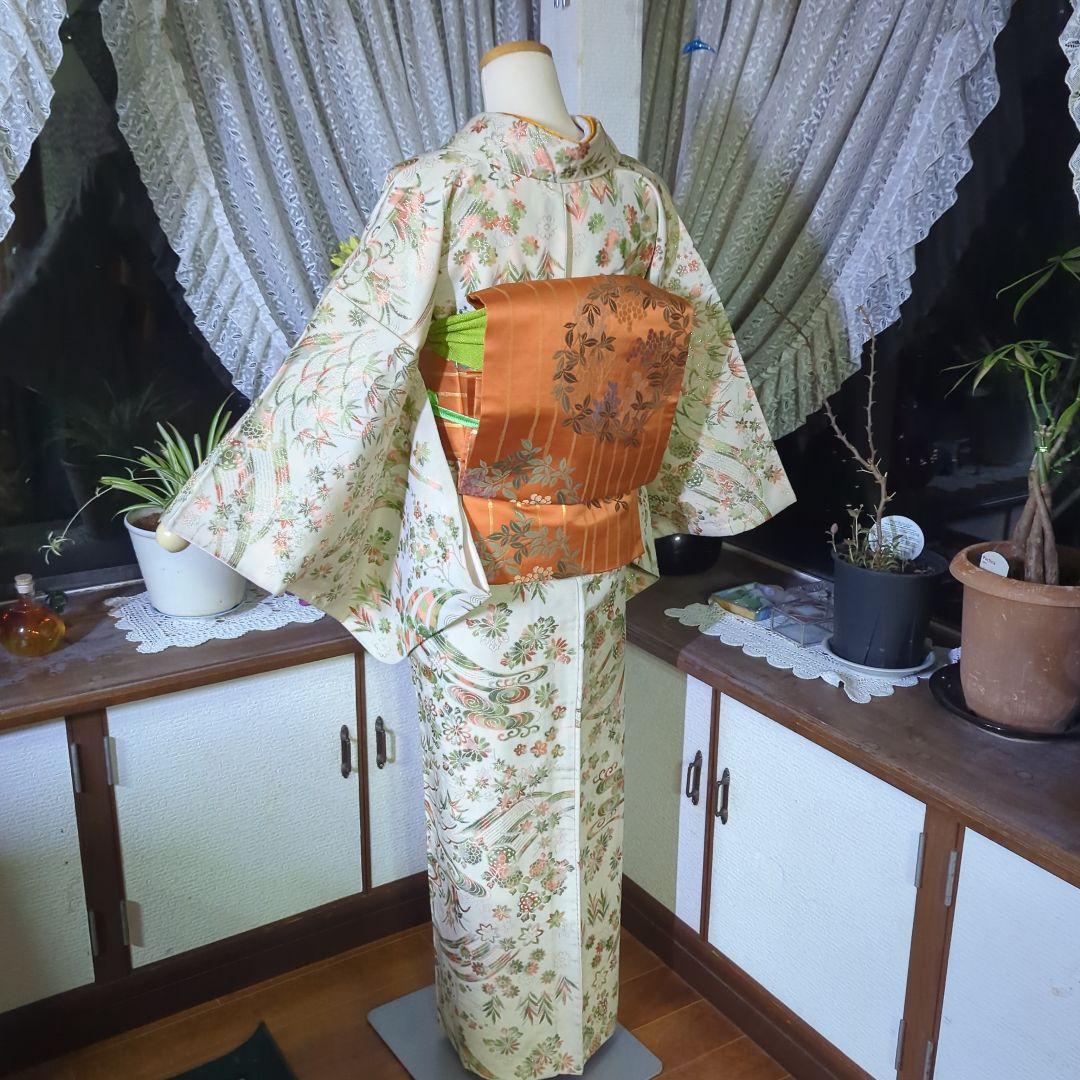 生成り色の地にきらきらと煌めきが美しいアンティークのマジョリカお召のお着物です