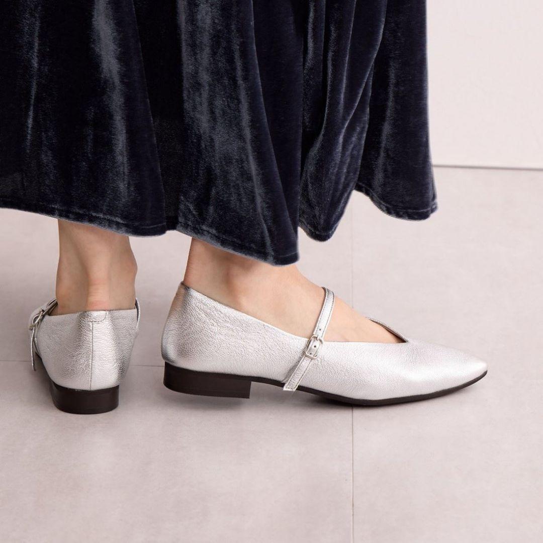 卑弥呼（ヒミコ）メリージェーンフラットパンプス シルバー 23.5㎝