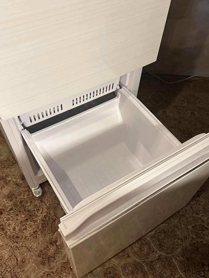 ②東京都内23区配送無料】2023年　美品　haier 冷蔵庫　335L 格安