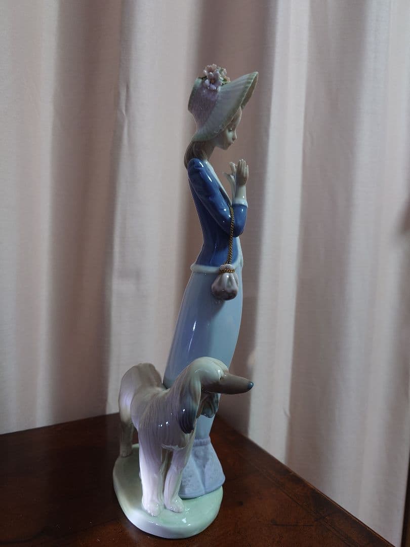 専用J様　LLADRO　青と白の陶器製女性像と犬