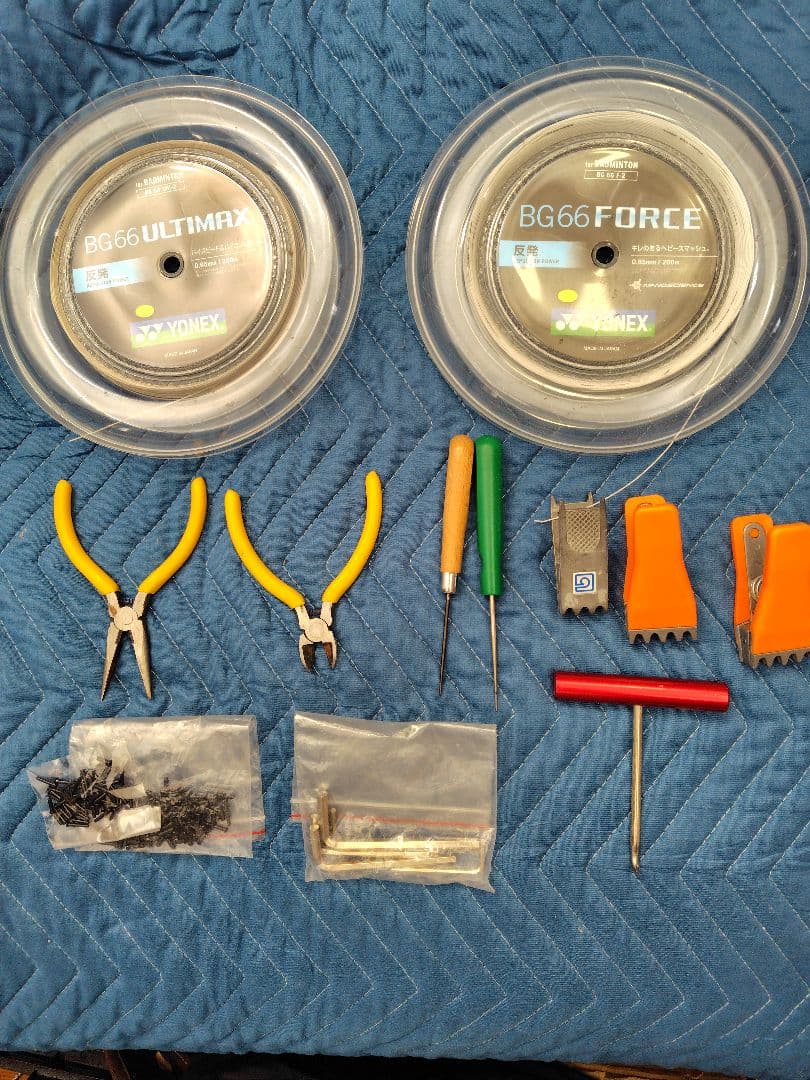 バドミントンラケットストリングマシンとツールセット