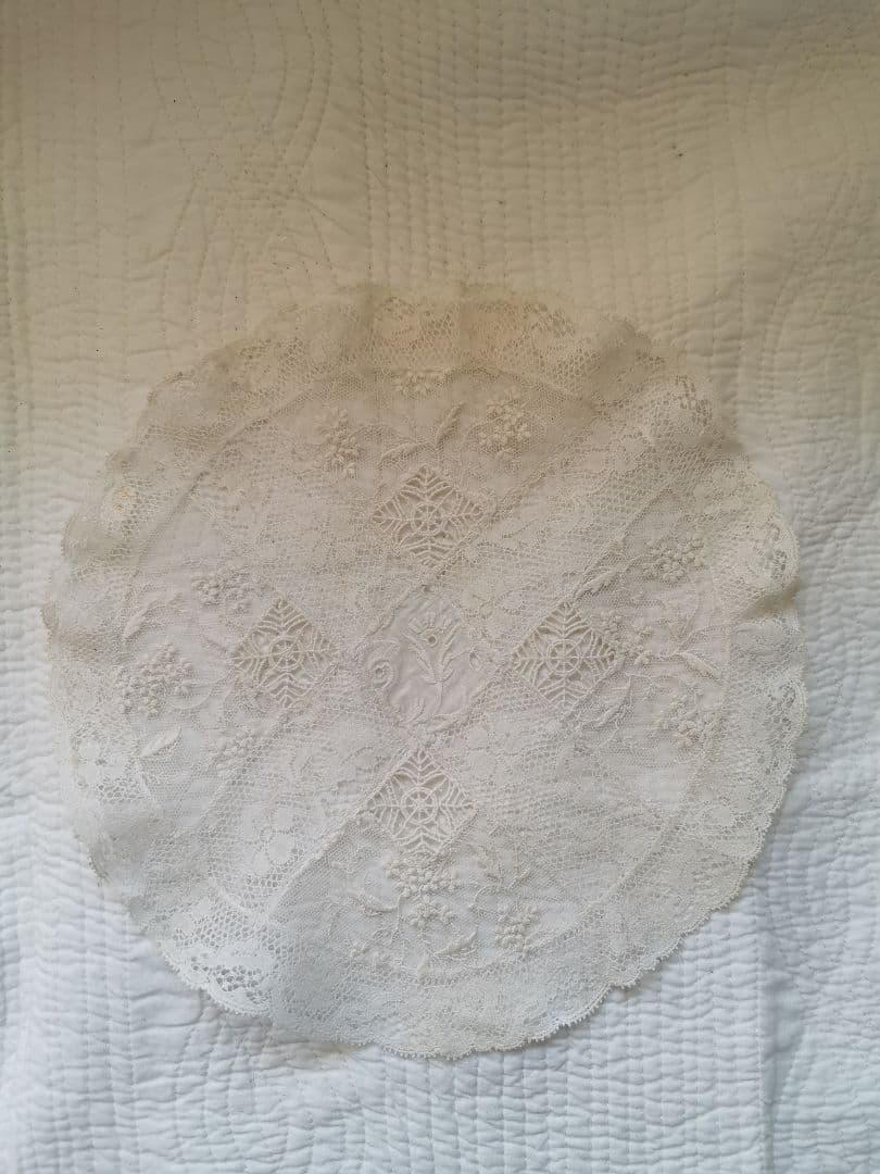アンティーク ノルマンディーレースドイリー 十字架モチーフ パッチワーク 花刺繍