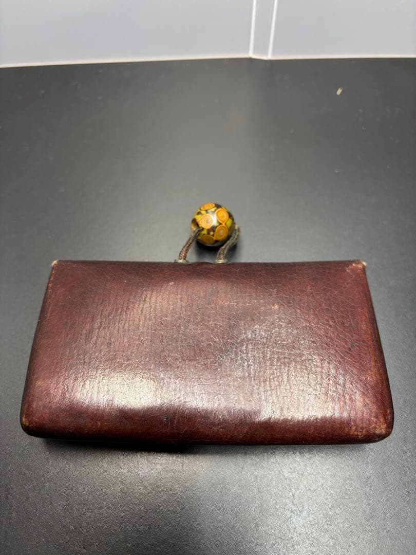 骨董品 煙草入れ 提げ物 勾玉 木製磨出 時代物 アンティーク 革製 英勲刻印