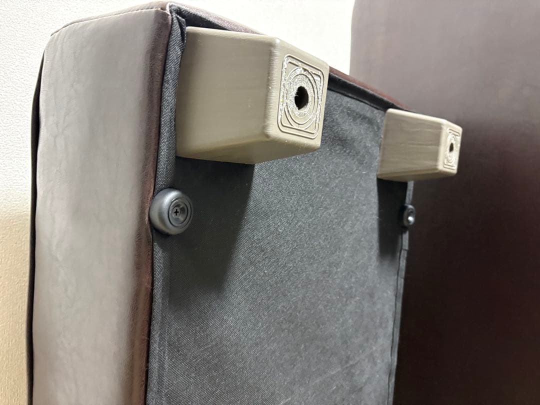 ブラウン合成皮革2人掛けソファ　オットマン　クッション2つ