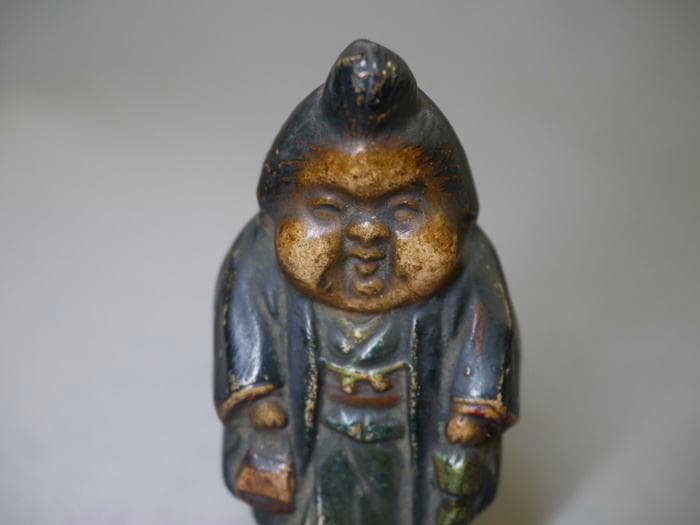 小さな可愛いお福さん　傘とバッグを持つ立ち姿　お多福　おかめ　福の神　土人形