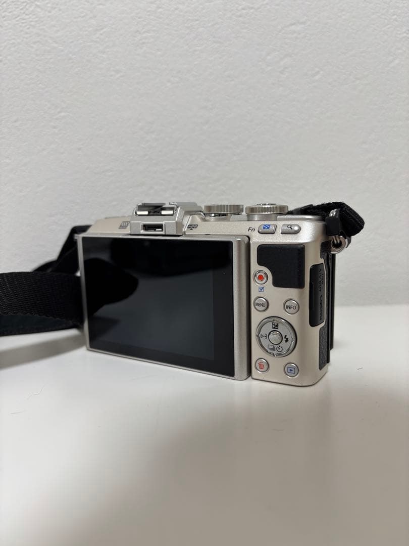 Olympus PEN E-PL7 ミラーレスカメラ