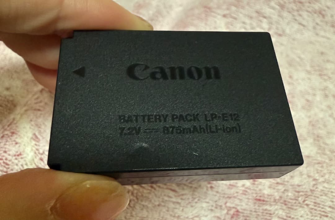 キャノン　EOS Kiss M ダブルズームキットブラック　22mmレンズ付き