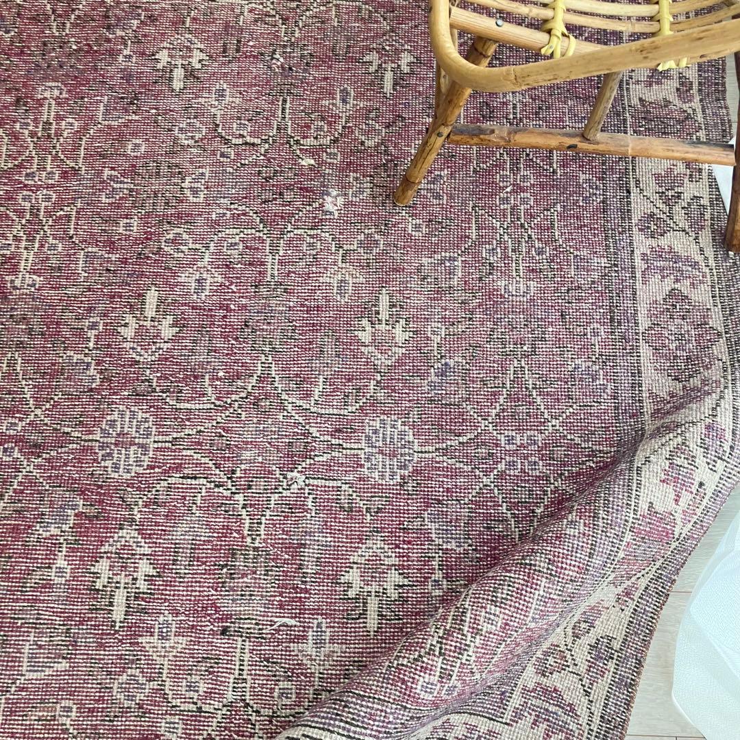 レッドパープル✳︎114×204✳︎ 囲みフラワー　ミルキー　トルコヴィンテージラグ