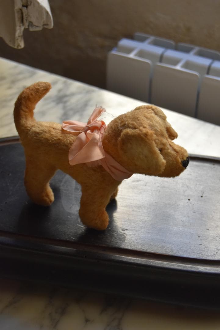 ピンクのリボン　1930年　可愛い小さな犬のぬいぐるみ　藁　フランスアンティーク