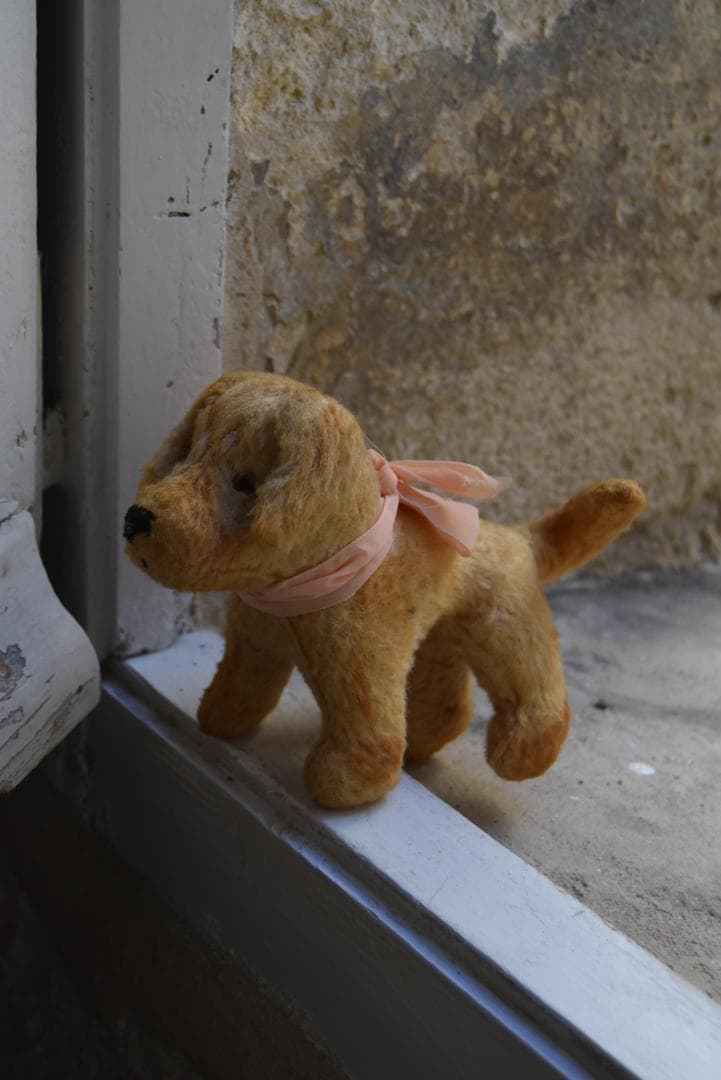 ピンクのリボン　1930年　可愛い小さな犬のぬいぐるみ　藁　フランスアンティーク