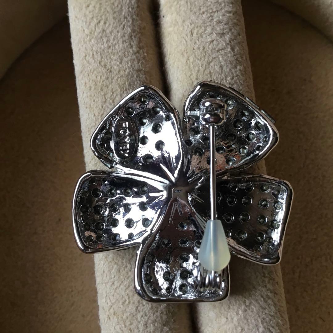 在庫一掃セール中！FOXEY 定番FLEUR お花のブローチ ネイビー