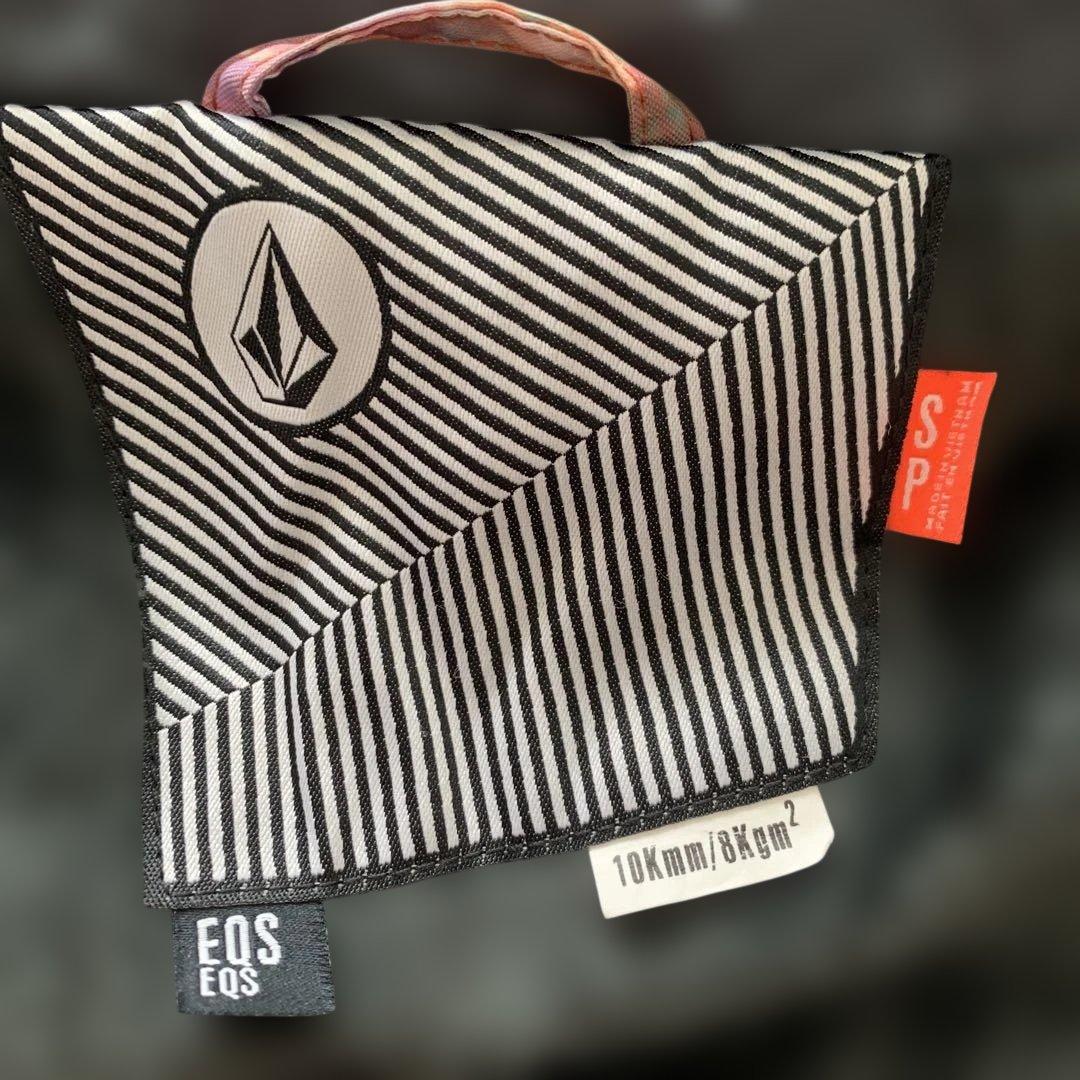 試着のみ✨VOLCOM　スノーボードウェア　ジャケット　花柄Sレディース