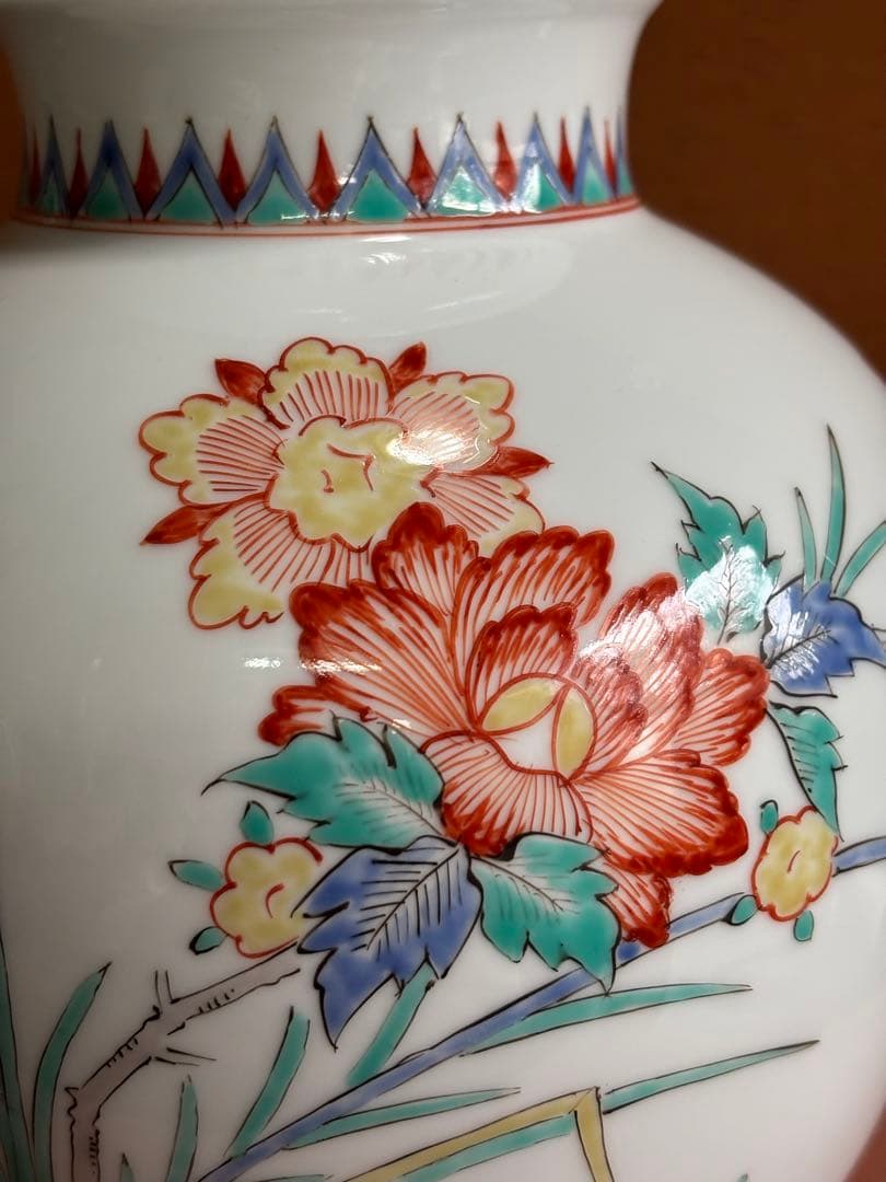 重要無形文化財十三代酒井田柿右衛門作色赤絵岩牡丹剣菱文花瓶　最上手　未使用