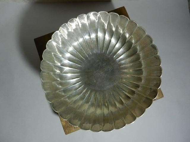 アンティーク骨董純銀製菊形台鉢（概数：口１７㌢、高６㌢、底８㌢、重３００㌘）