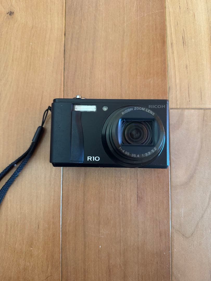 RICOH R10 デジタルカメラ 本体と充電器付き