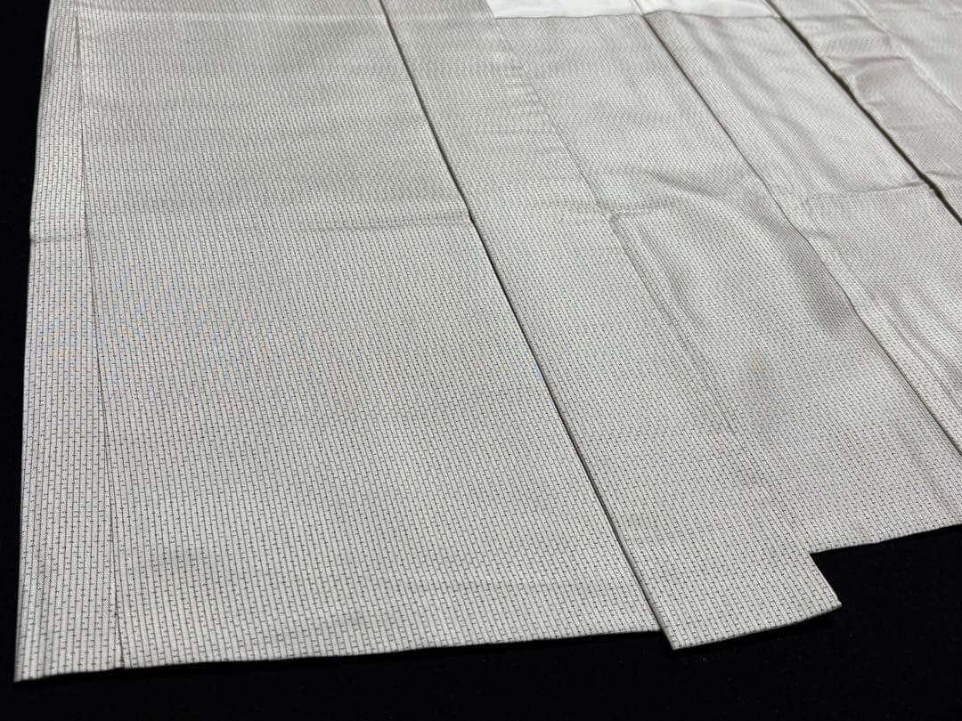 逸品　美品　和服　正絹　絣模様(白)大島紬アンサンブル(羽織紐)早い者勝ち