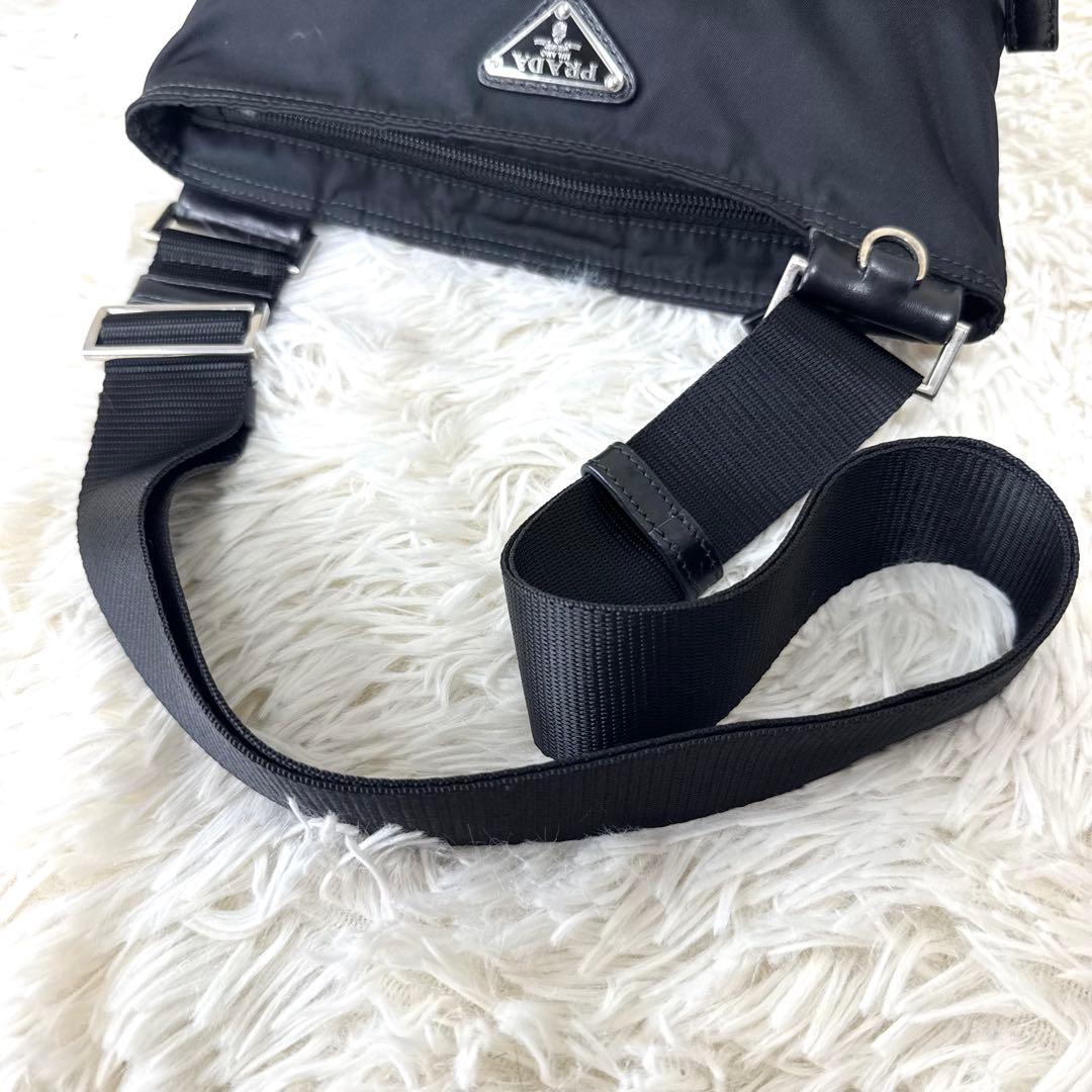 近年 PRADA プラダ ショルダーバッグ サコッシュ 三角ロゴ 黒 ナイロン