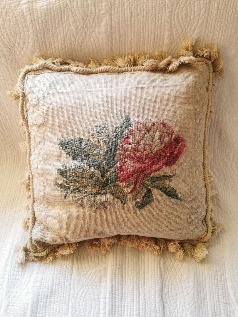 アンティークニードルポイント プチポワン薔薇色の多弁の花 リネンクッションカバー