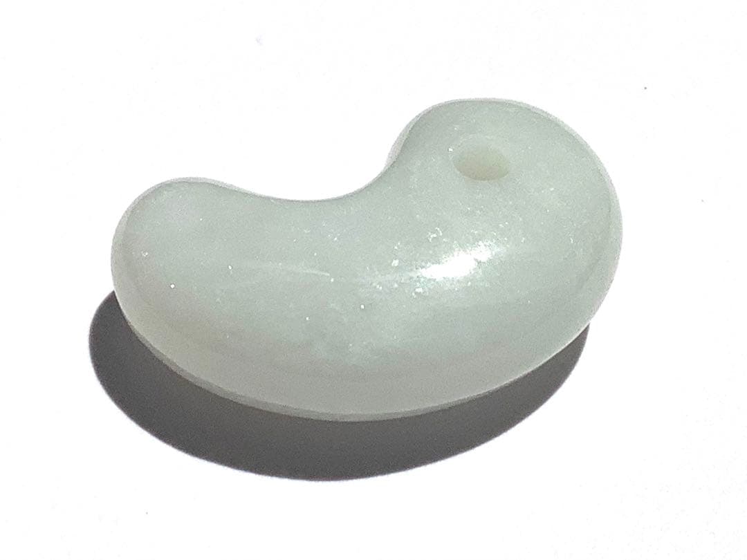 ✳60万円以上間違い無し‼️卸し糸魚川翡翠勾玉　お守り守護石に　鑑別書取得極上品‼️