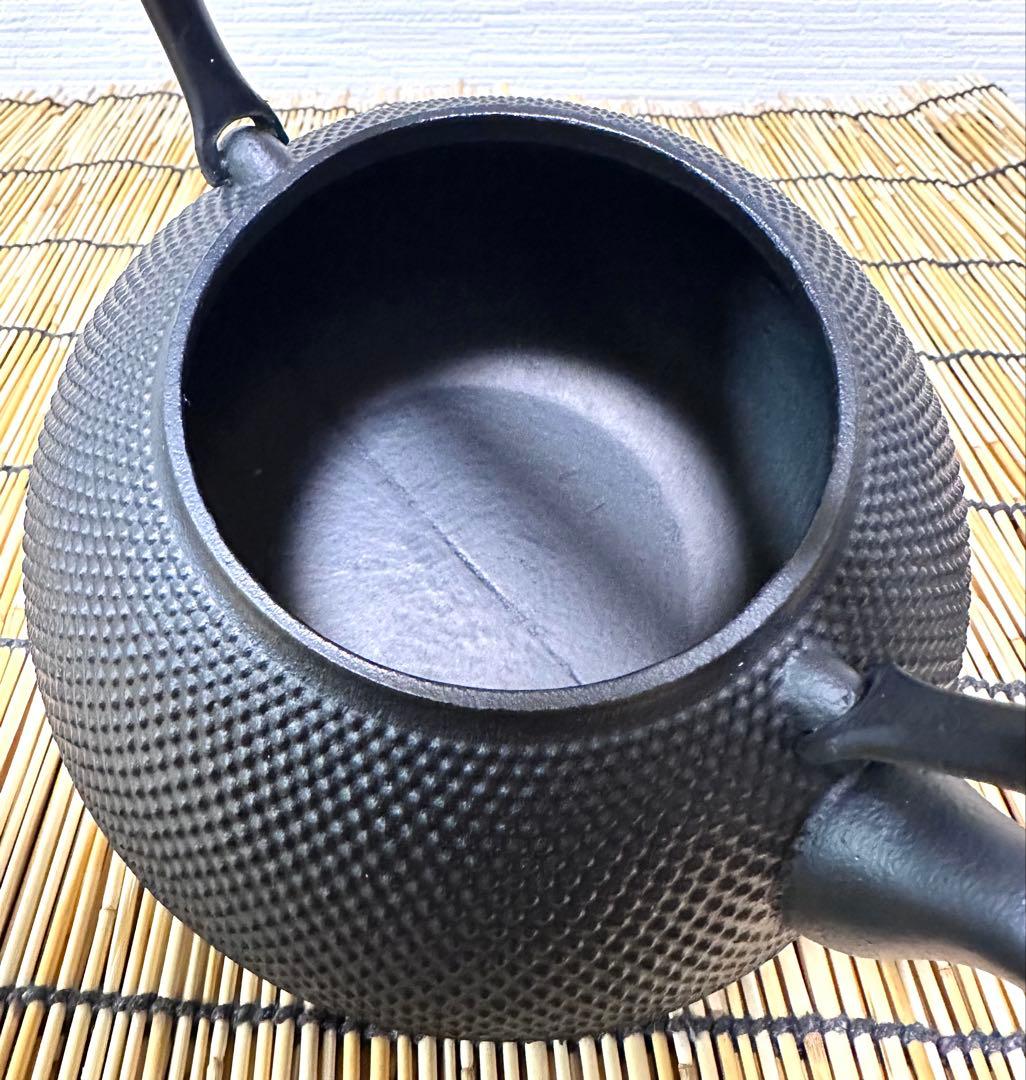 未使用、付属品付き　南部岩鋳造　１０型アラレ　南部鉄瓶　南部鉄器　鉄瓶