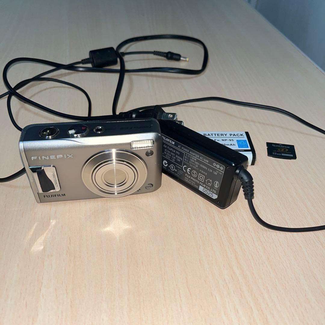 動作品 FUJIFILM FINEPIX F31fdコンパクトデジタルカメラ