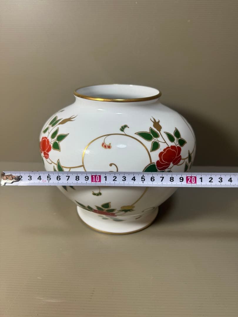 2190  大倉陶園　金彩白磁　ツル薔薇唐草模様　花瓶