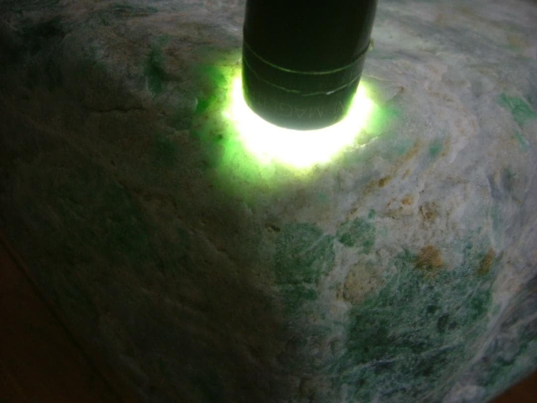 【黒灰×緑】糸魚川ヒスイ　翡翠　原石　２０ｋｇ