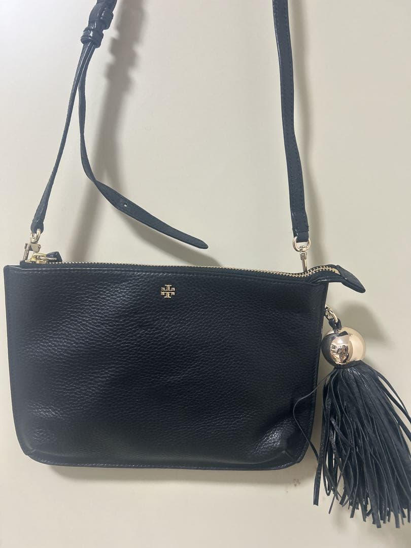 トリーバーチ！ブラックショルダーバッグ タッセル付き