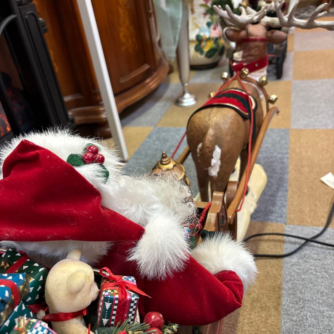 トナカイさんが引くソリに乗ったサンタさん