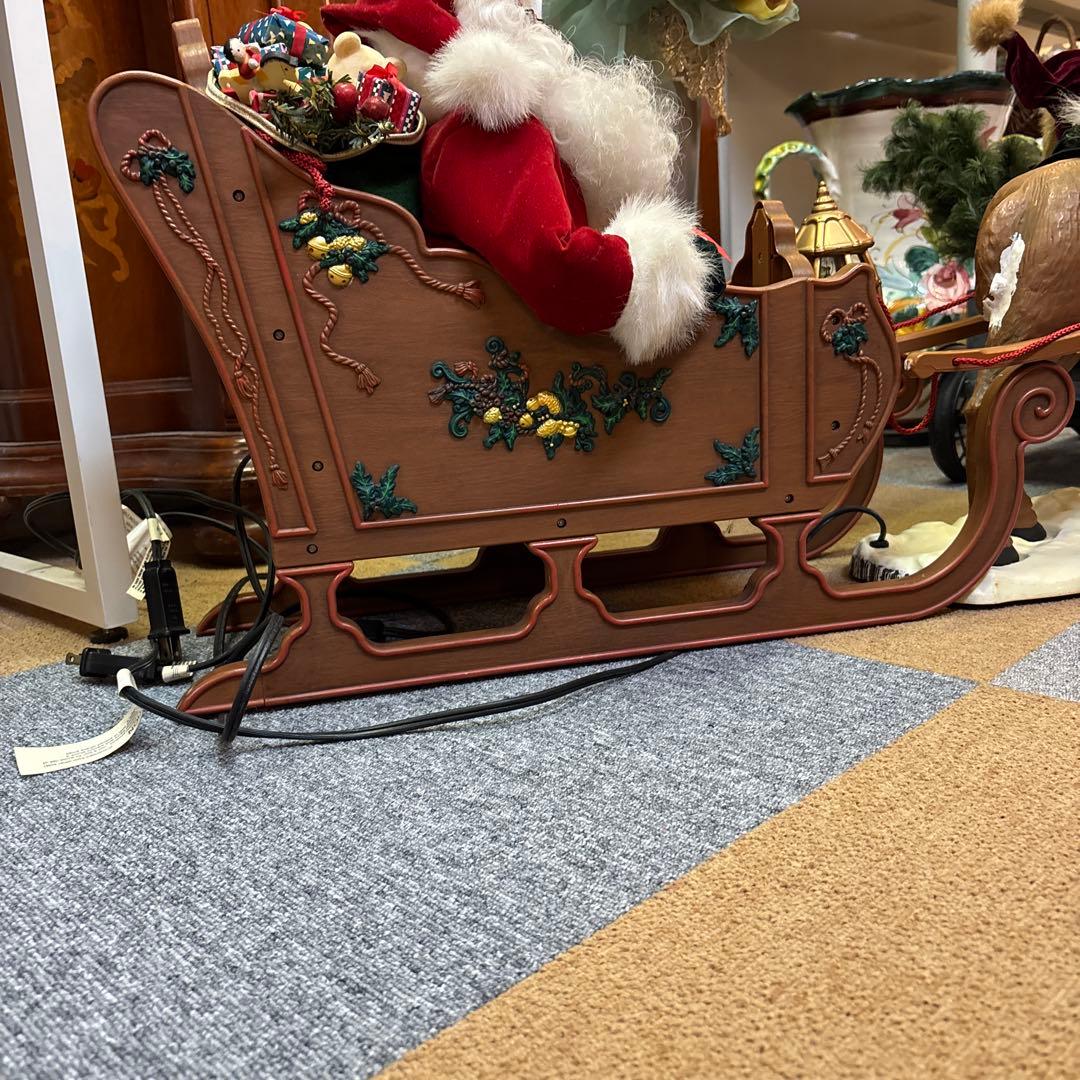 トナカイさんが引くソリに乗ったサンタさん