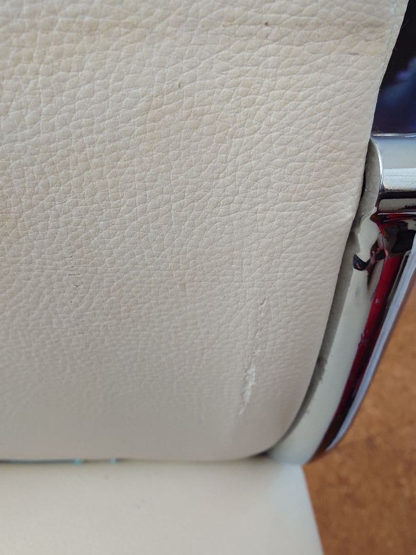 ガラス天板の長方形テーブル