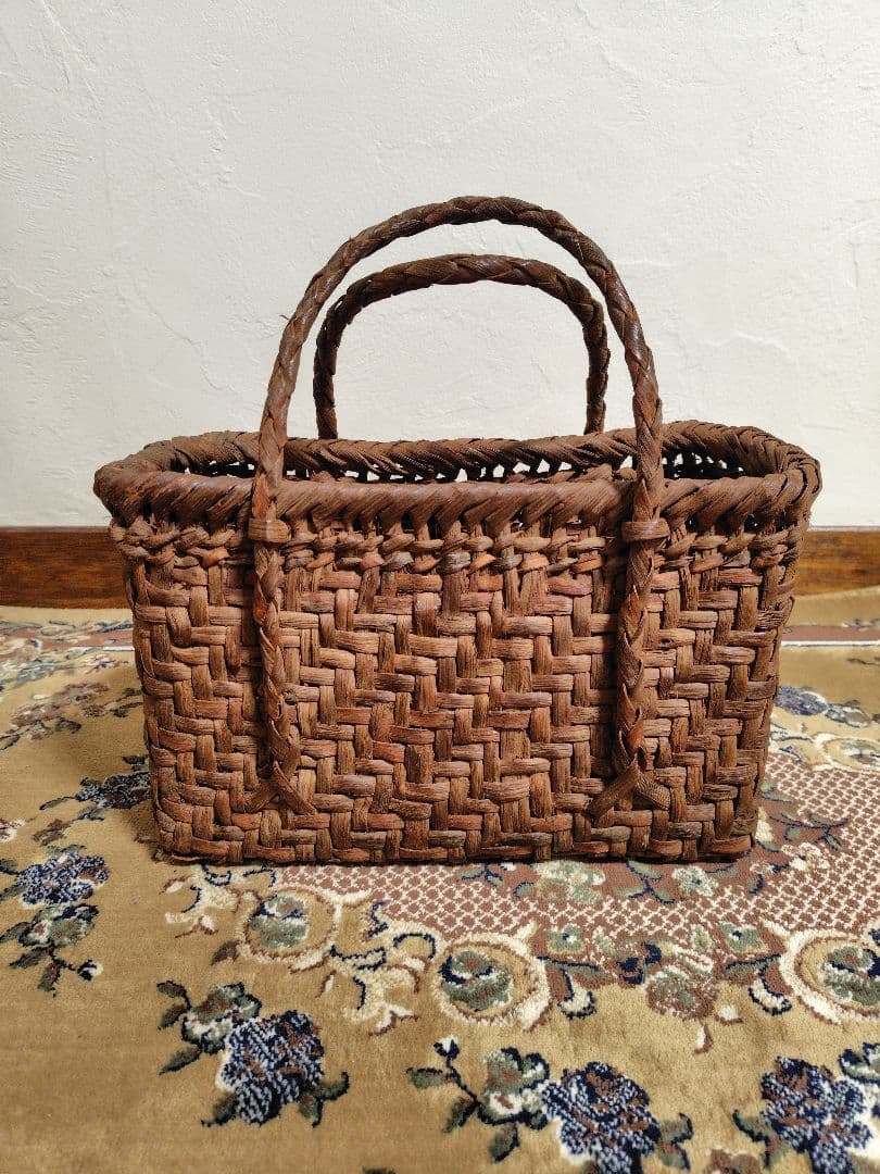 筒井幸彦さんの山葡萄カゴバッグ