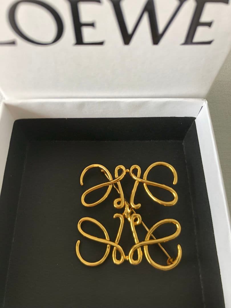 LOEWE ロエベ　ブローチ　ゴールド　上品　レディース fashion
