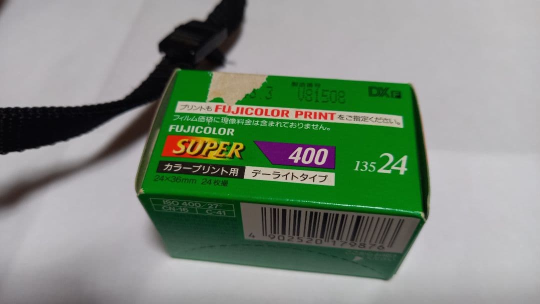 Pentaxの一眼レフです。ズームはありません。期限不明のフイルム１本付き。