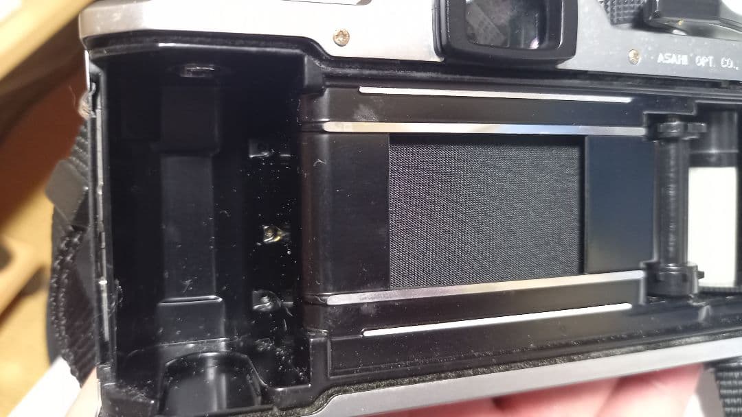 Pentaxの一眼レフです。ズームはありません。期限不明のフイルム１本付き。