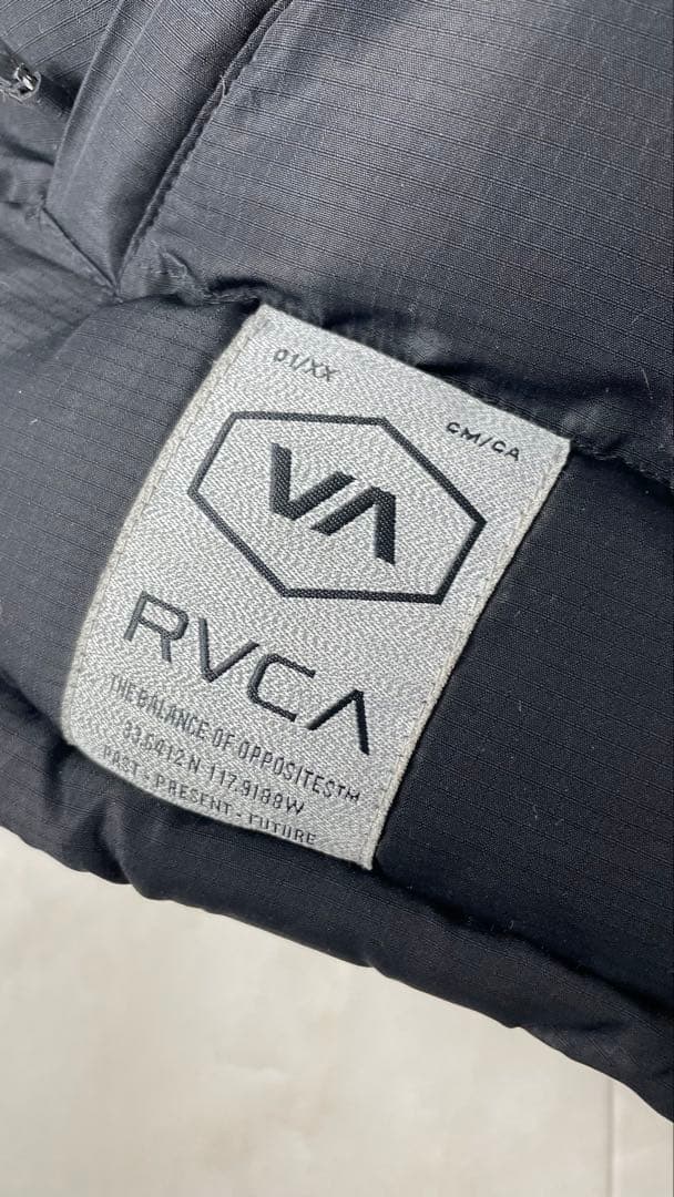 【希少コラボモデル2024美品✨】RVCA✕AZULパファージャケット ブラック
